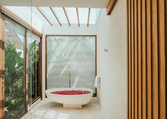 Cozy In Pererenan - Skylight Bath & Walk To * Canggu (Bali)