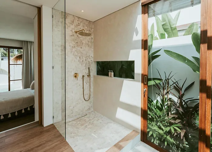 Cozy In Pererenan - Skylight Bath & Walk To Villa