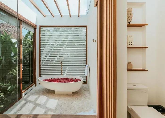 Cozy In Pererenan - Skylight Bath & Walk To