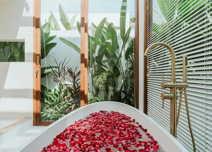 Cozy In Pererenan - Skylight Bath & Walk To Canggu (Bali)