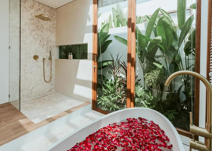 Villa Cozy In Pererenan - Skylight Bath & Walk To